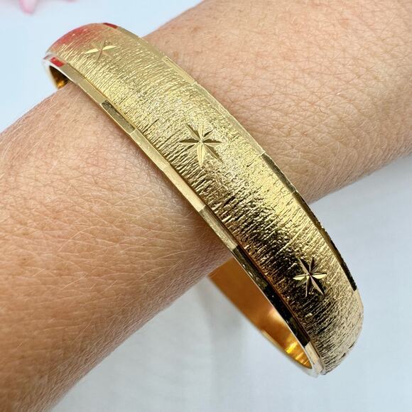 Vintage Monet Bangle Etched Starbursts Gold Tone Signed Diamond Cut Textured - Picture 7 of 12